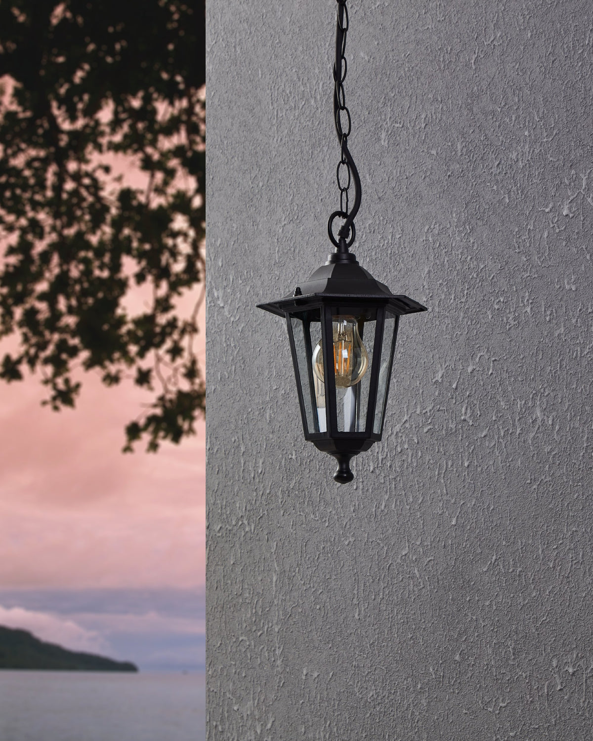Vue rapprochée de la suspension allumée sur fond de ciel rose
