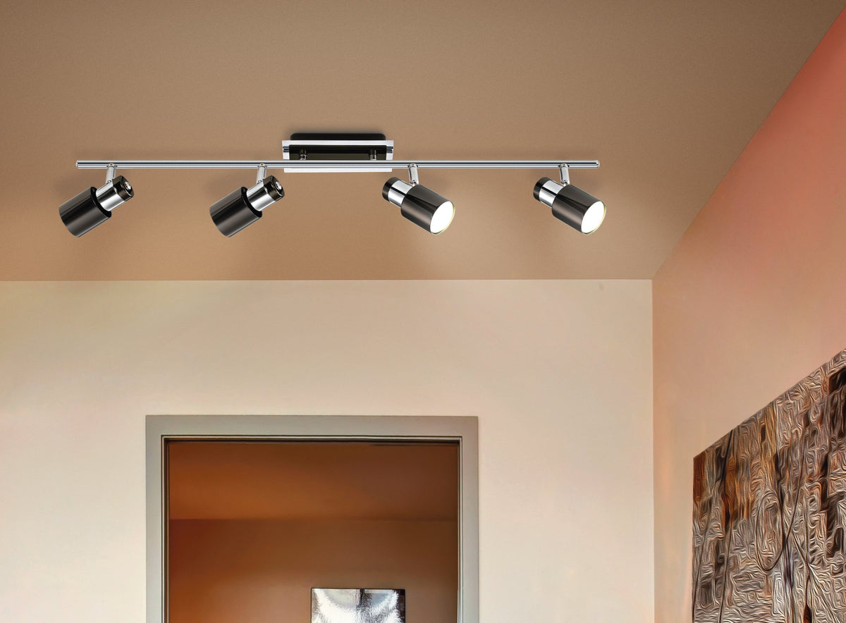 Luminaire installé au plafond dans un intérieur aux tons beiges