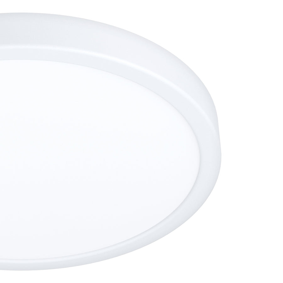 Gros plan sur le bord arrondi et la finition blanche mate du luminaire