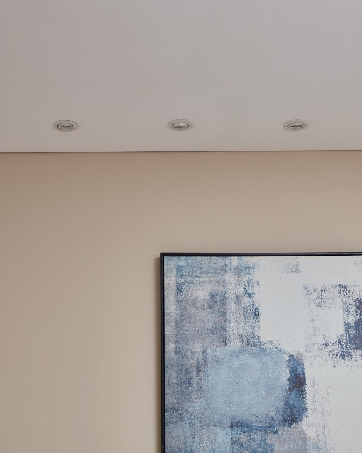 Mise en ambiance d'un plafond avec trois spots encastrés allumés