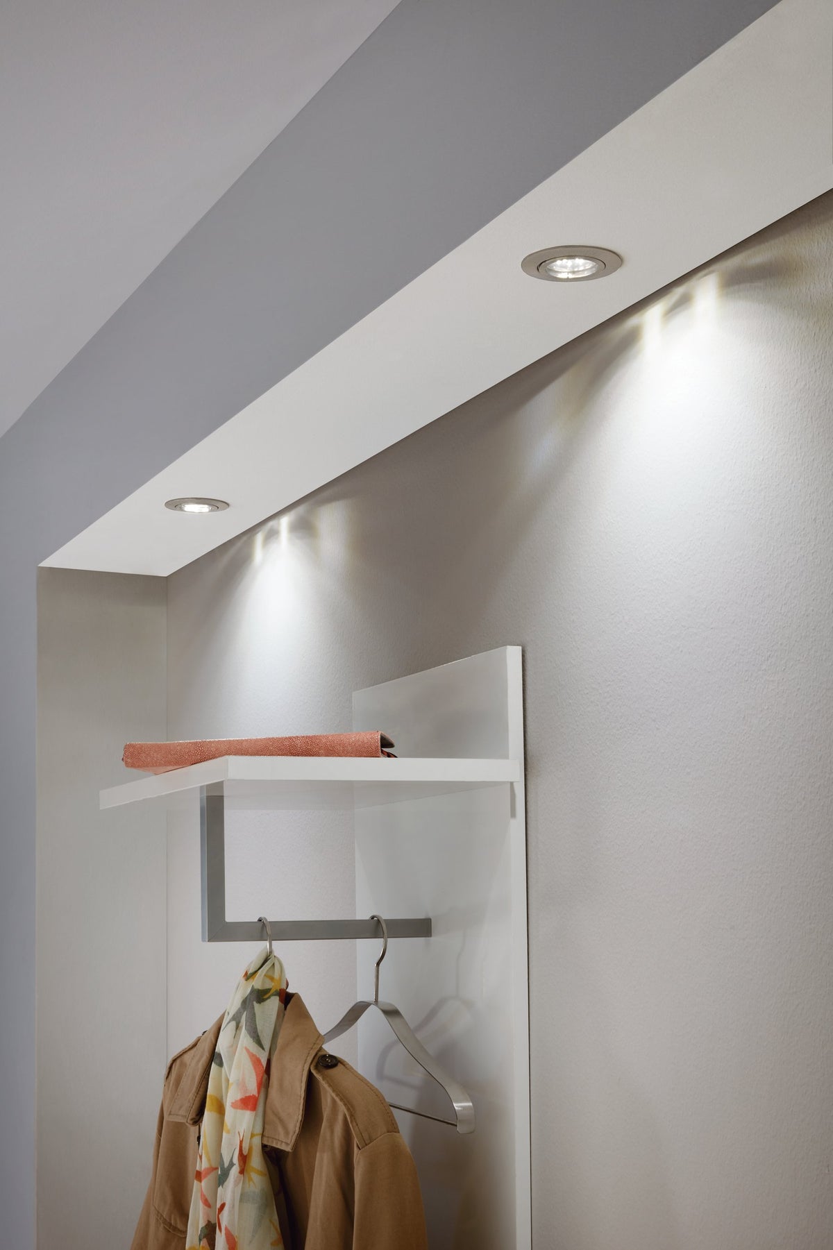 Mise en ambiance sous une étagère de dressing, éclairage mural indirect