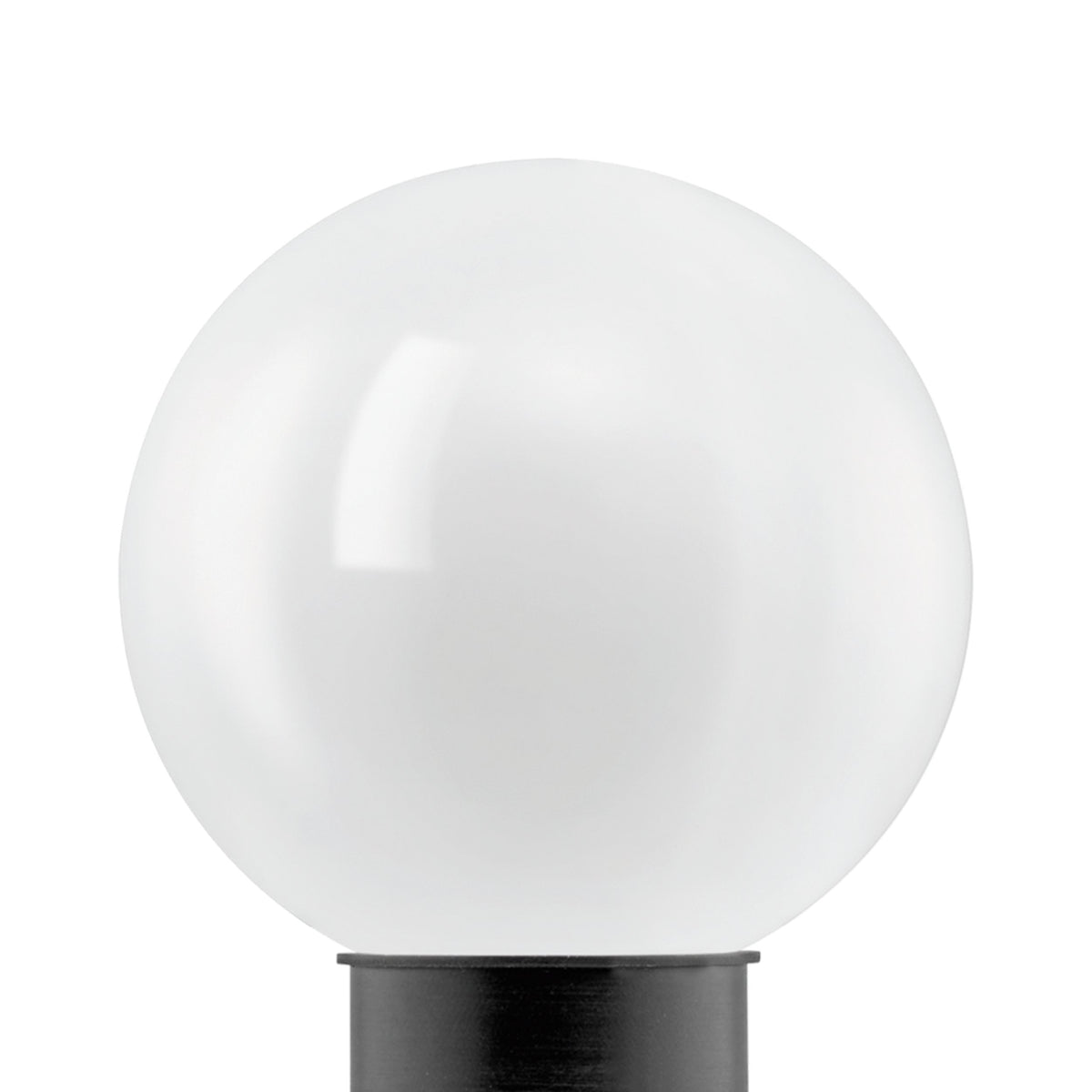 Gros plan d'un globe blanc sur support cylindrique noir, fond blanc