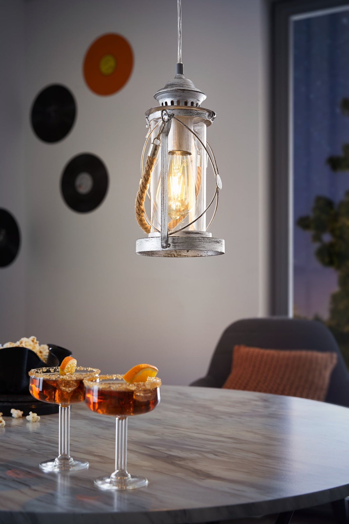 Mise en ambiance du luminaire suspendu au-dessus d'une table avec cocktails