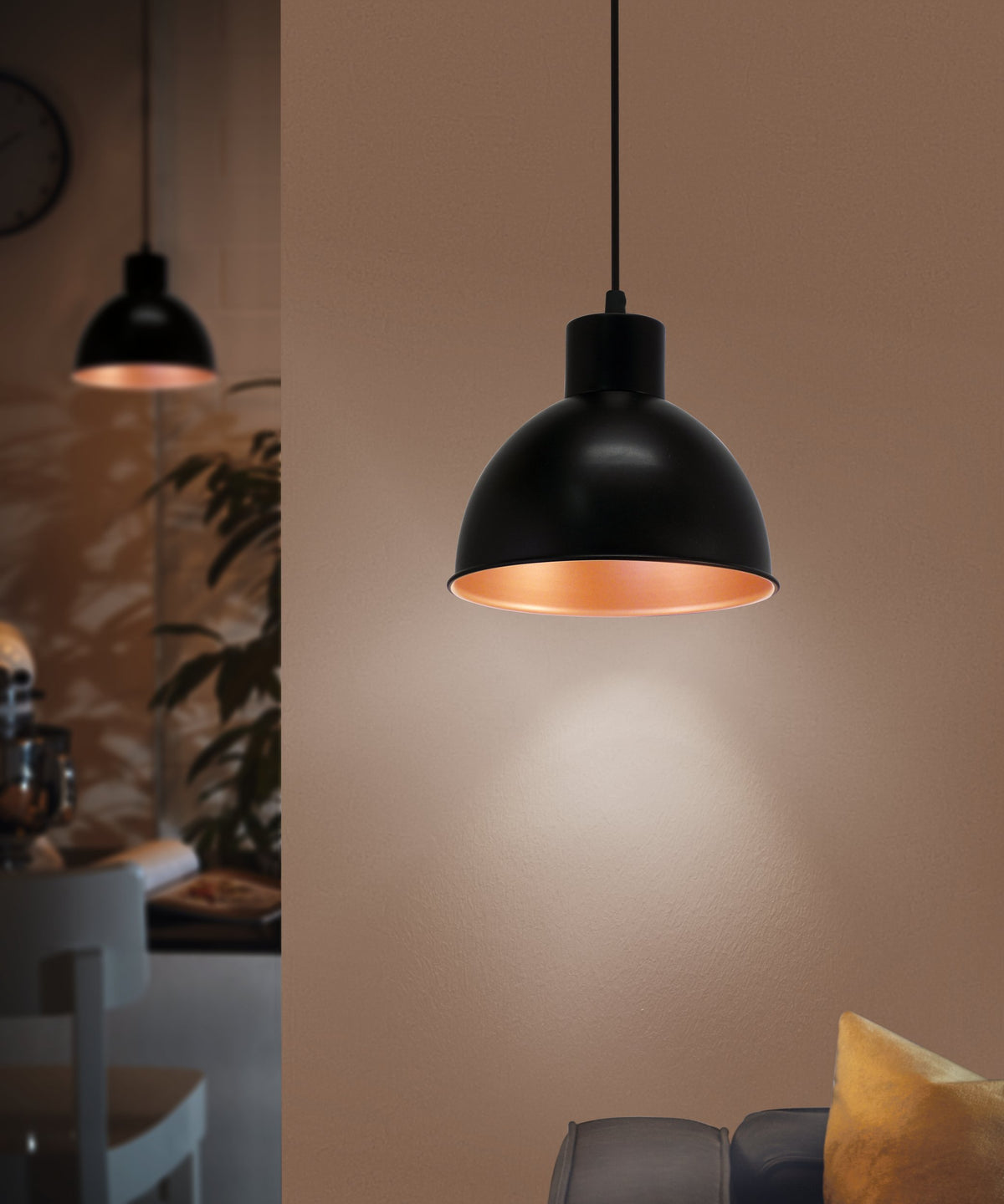 Mise en ambiance chaleureuse, suspension allumée dans un salon