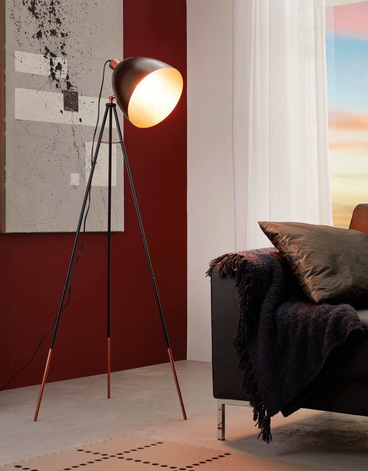 Mise en ambiance du lampadaire allumé près d'un canapé avec plaid et coussin