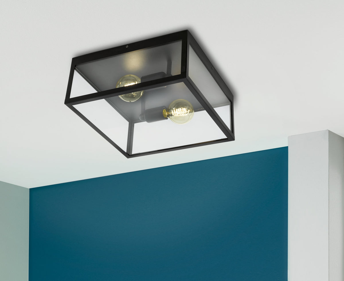 Mise en ambiance du luminaire fixé au plafond devant un mur bleu canard