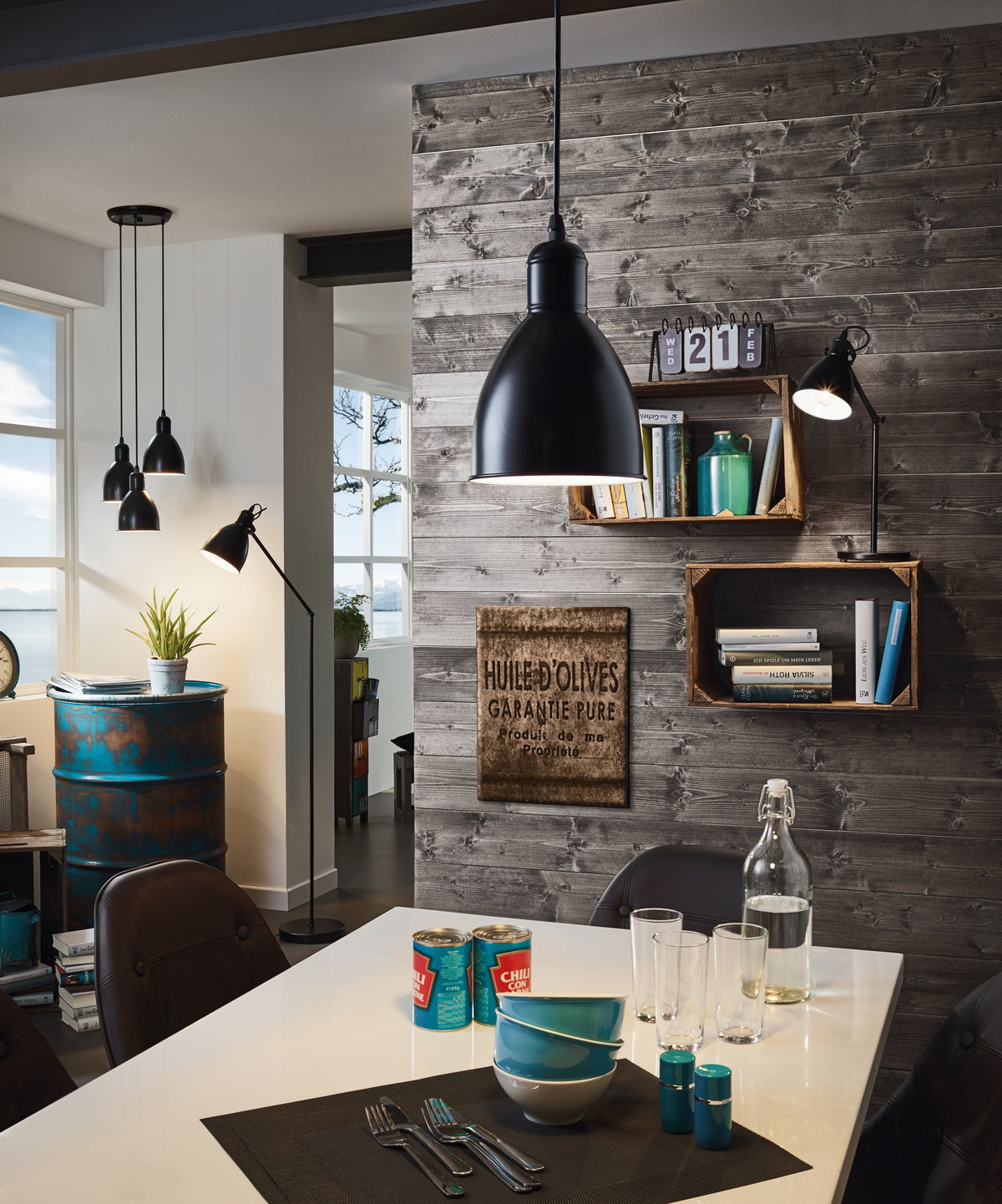 Mise en ambiance salle à manger, lampadaire allumé contre mur en bois grisé