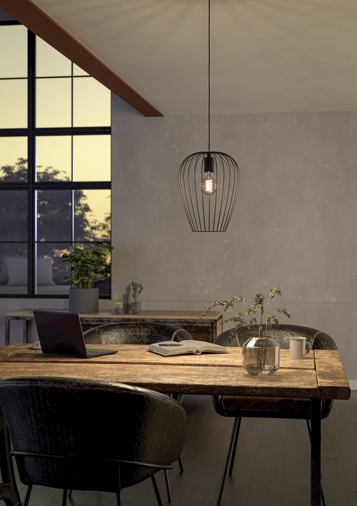 Mise en ambiance : suspension noire au-dessus d'une table en bois dans un intérieur.