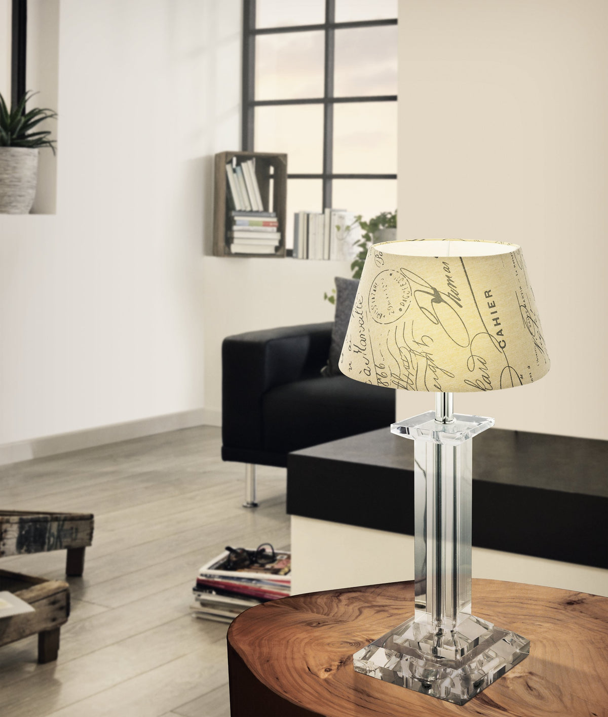 Lampe à poser allumée avec abat-jour imprimé, posée sur table en bois dans un salon