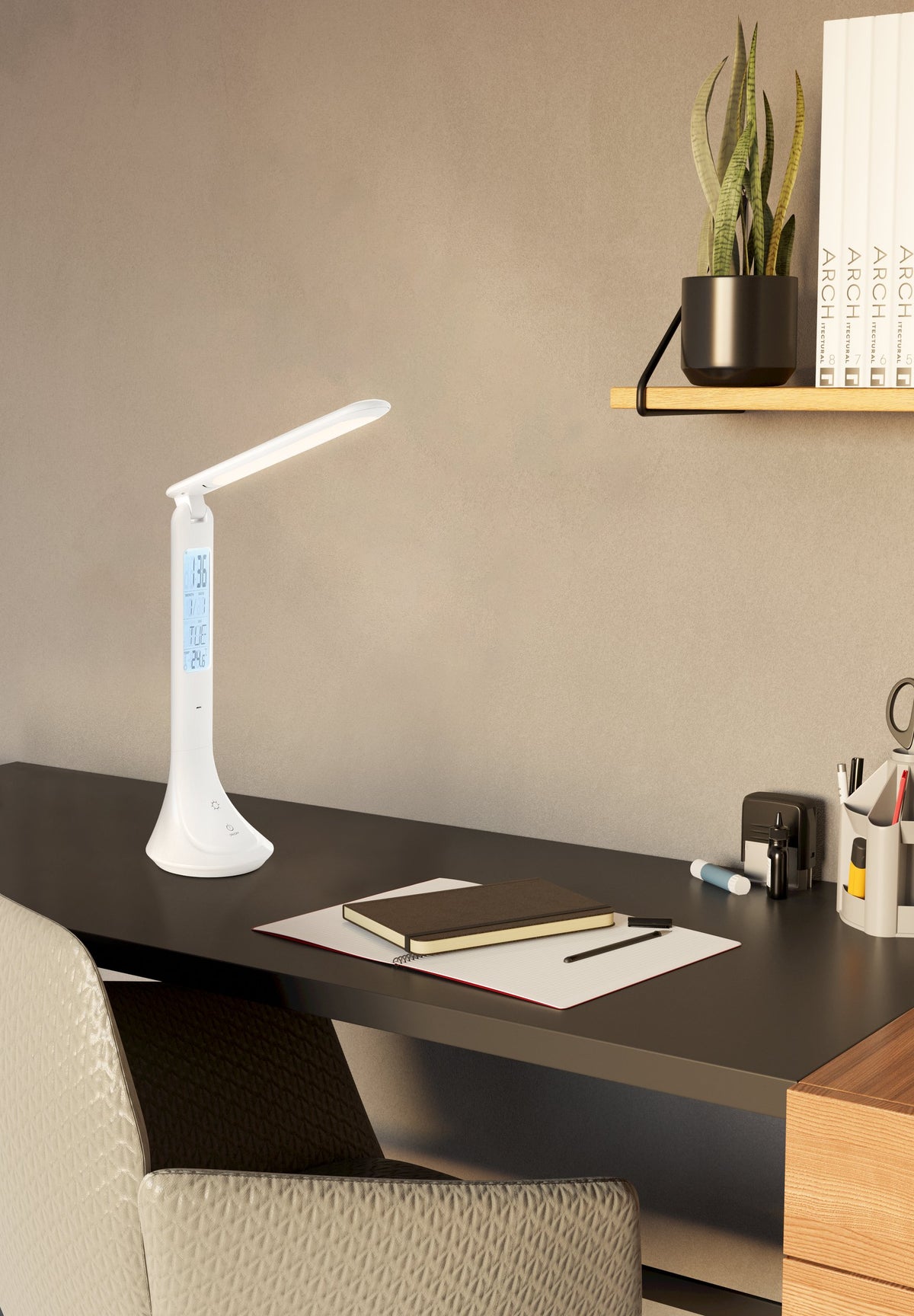Mise en ambiance : lampe posée sur un bureau sombre près d'un carnet et d'une plante