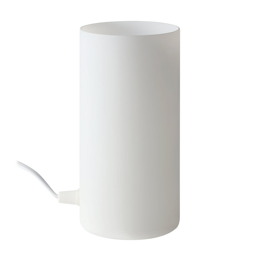Détail du câble d'alimentation blanc sortant de la base du luminaire
