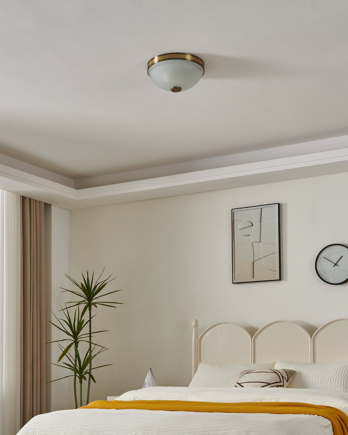 Mise en ambiance du plafonnier fixé au plafond d'une chambre beige.