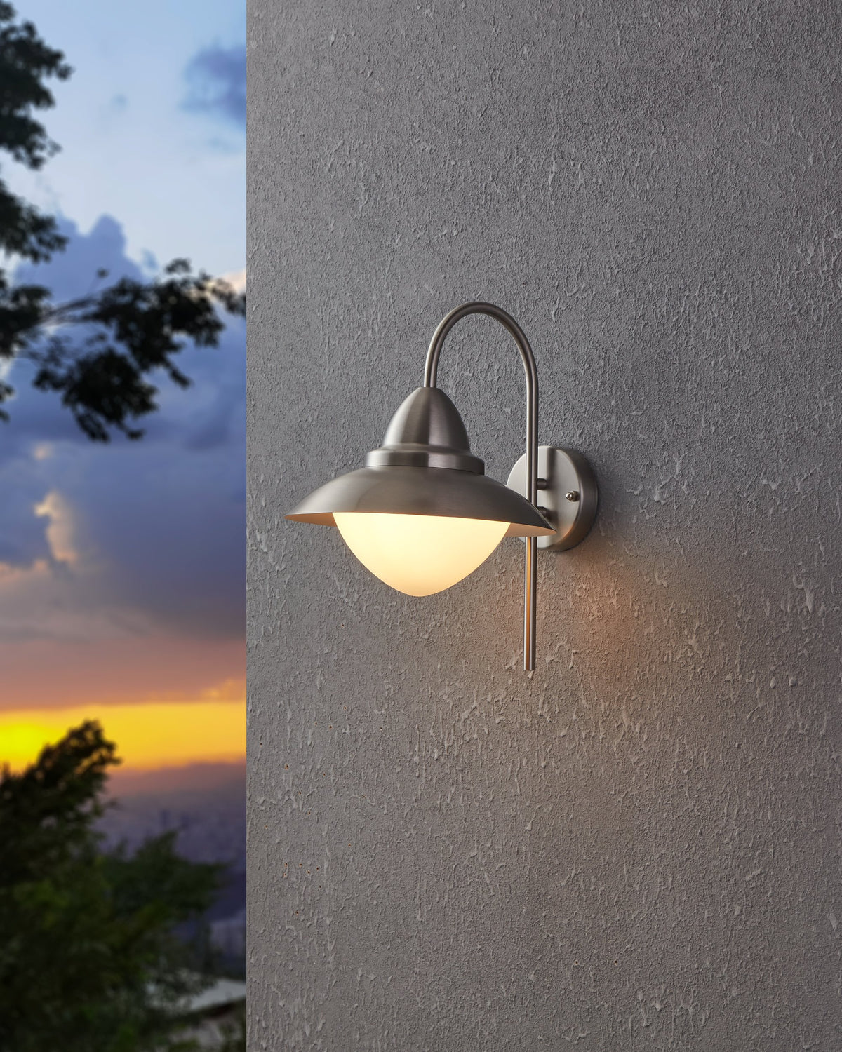 Applique murale allumée diffusant une lumière chaude sur un mur extérieur au crépuscule