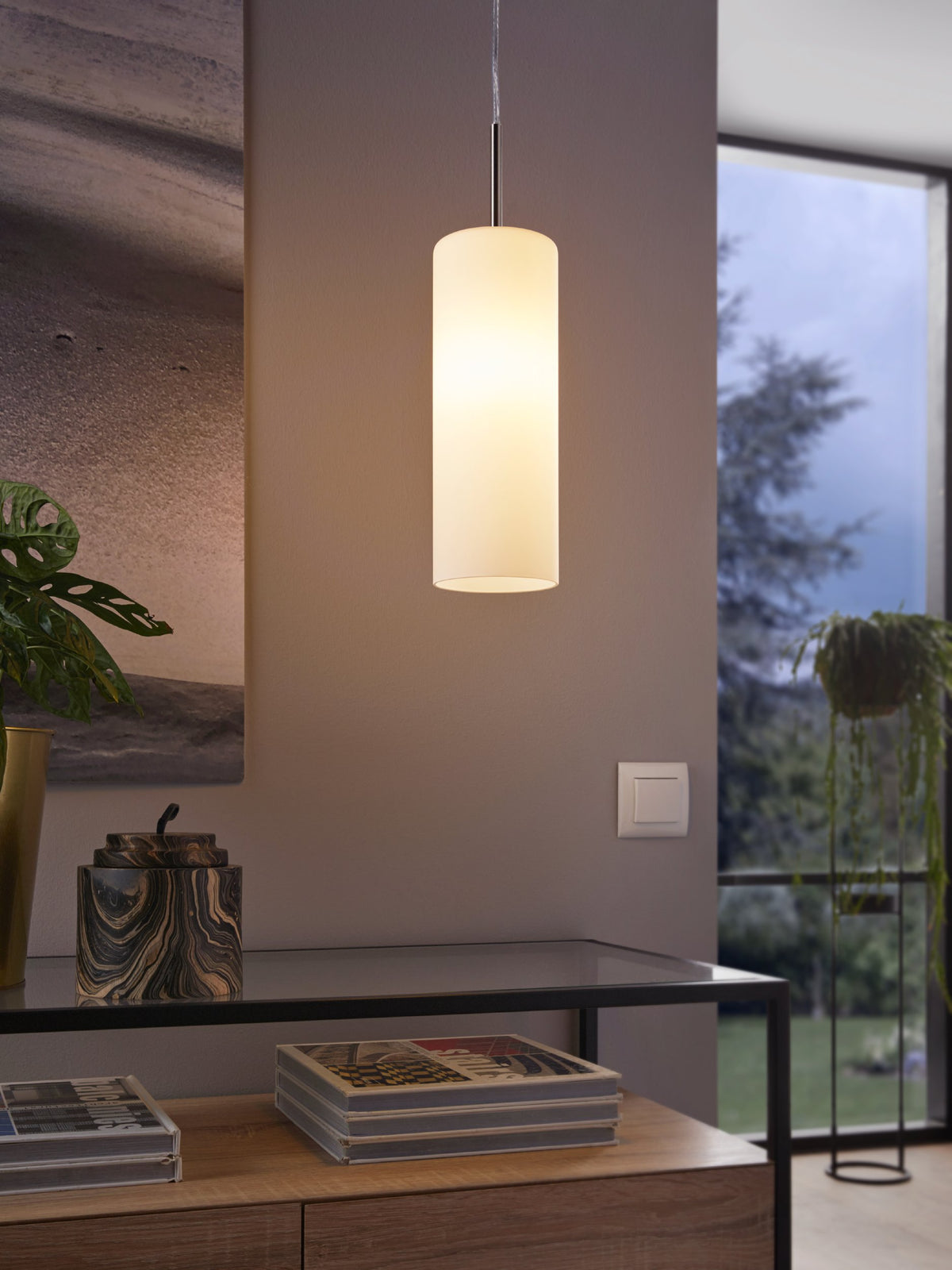Mise en ambiance du luminaire allumé au-dessus d'un meuble dans un intérieur moderne