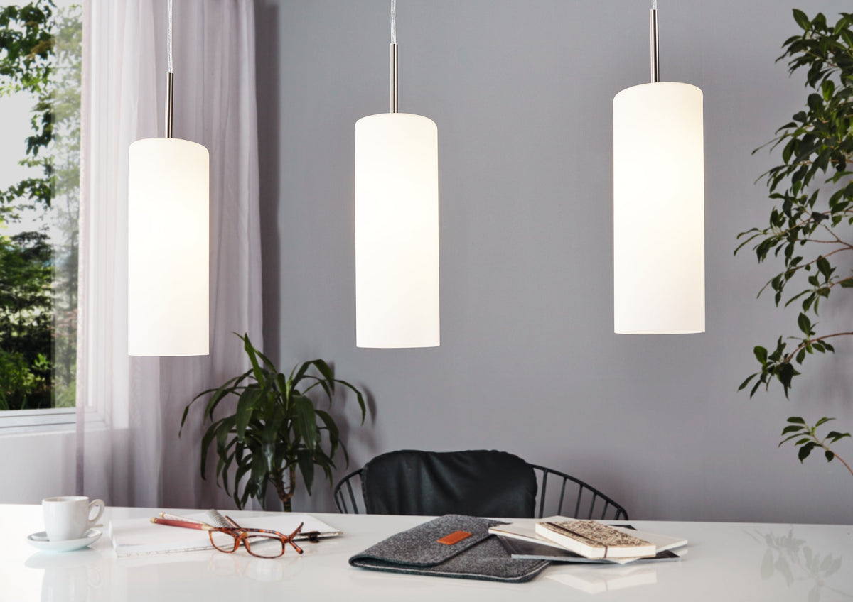 Mise en ambiance au-dessus d'un bureau blanc dans un intérieur gris clair