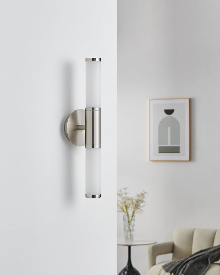 Même applique murale éteinte sur mur blanc, cadre et fauteuil beige en arrière-plan