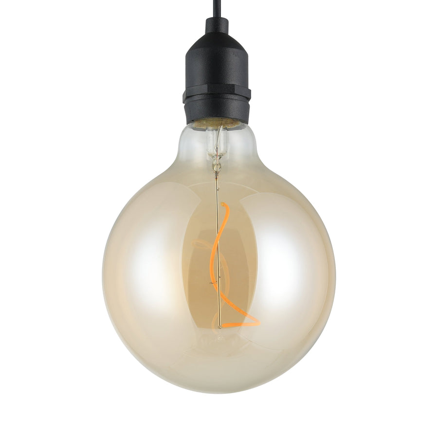 Gros plan de l'ampoule globe ambrée et de son filament LED orange en spirale