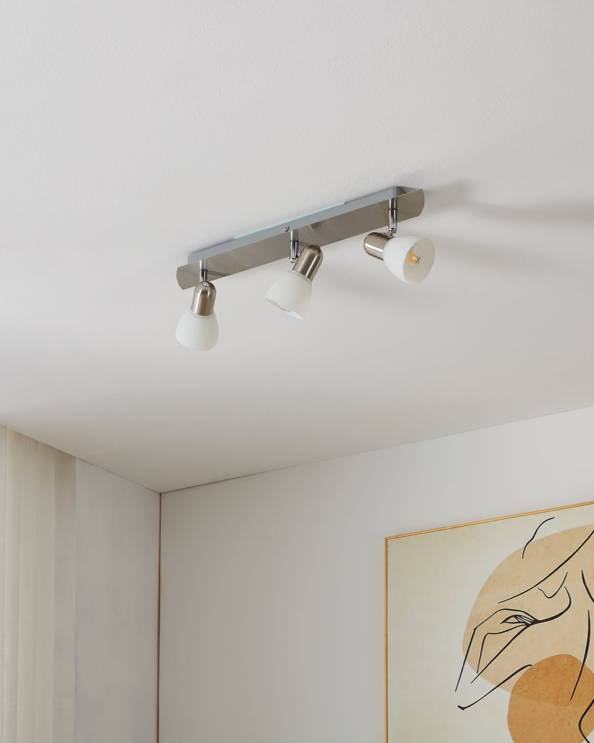 Mise en ambiance au plafond avec les trois spots allumés éclairant le mur
