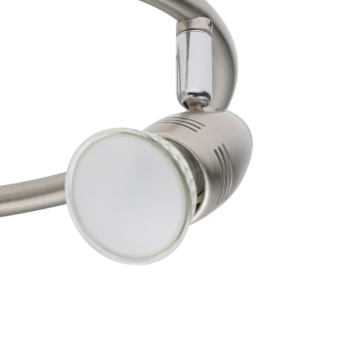 Détail du spot en nickel satiné avec verre dépoli et joint chromé.