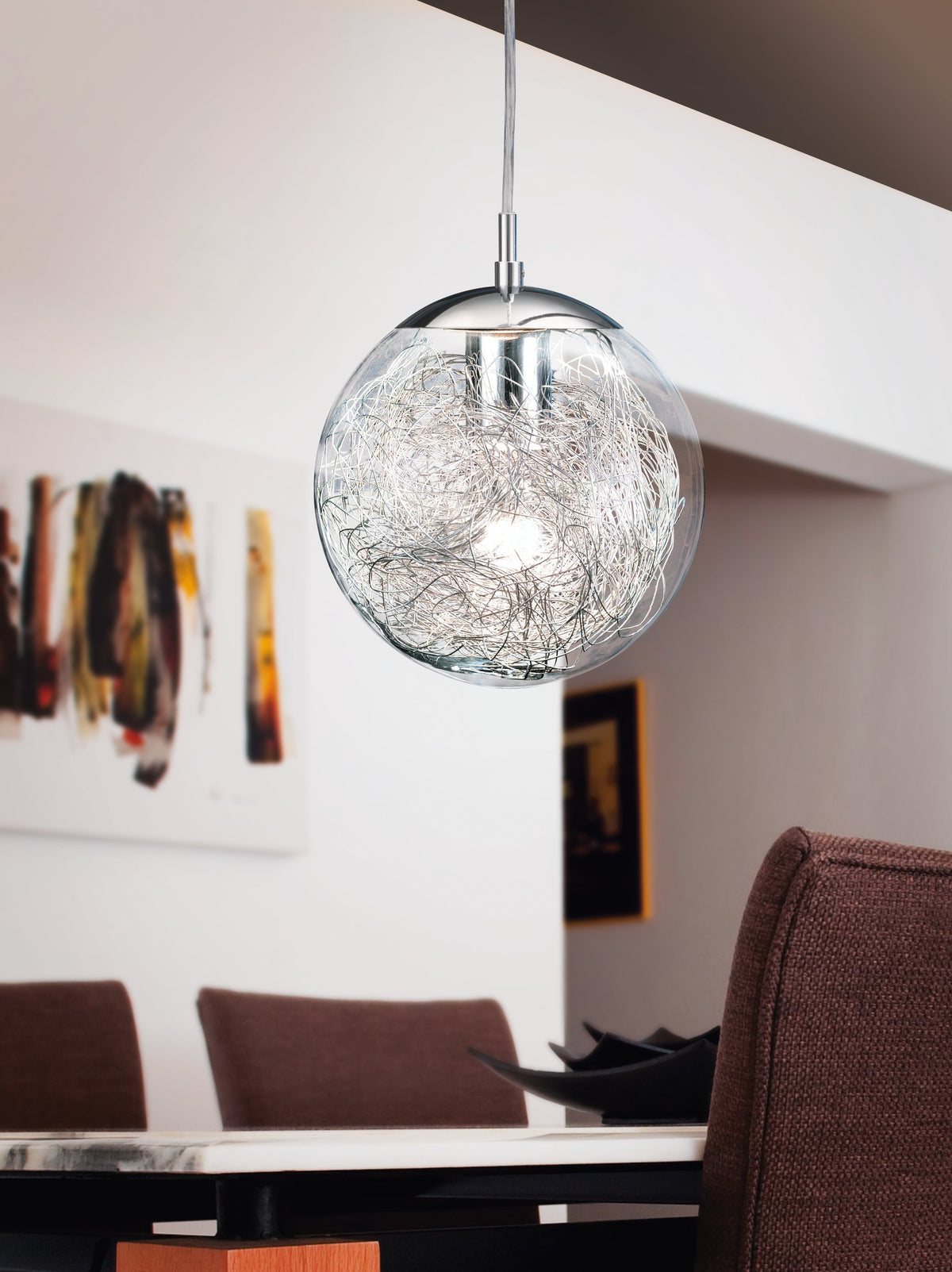 Mise en ambiance au-dessus d'une table de salle à manger, luminaire allumé