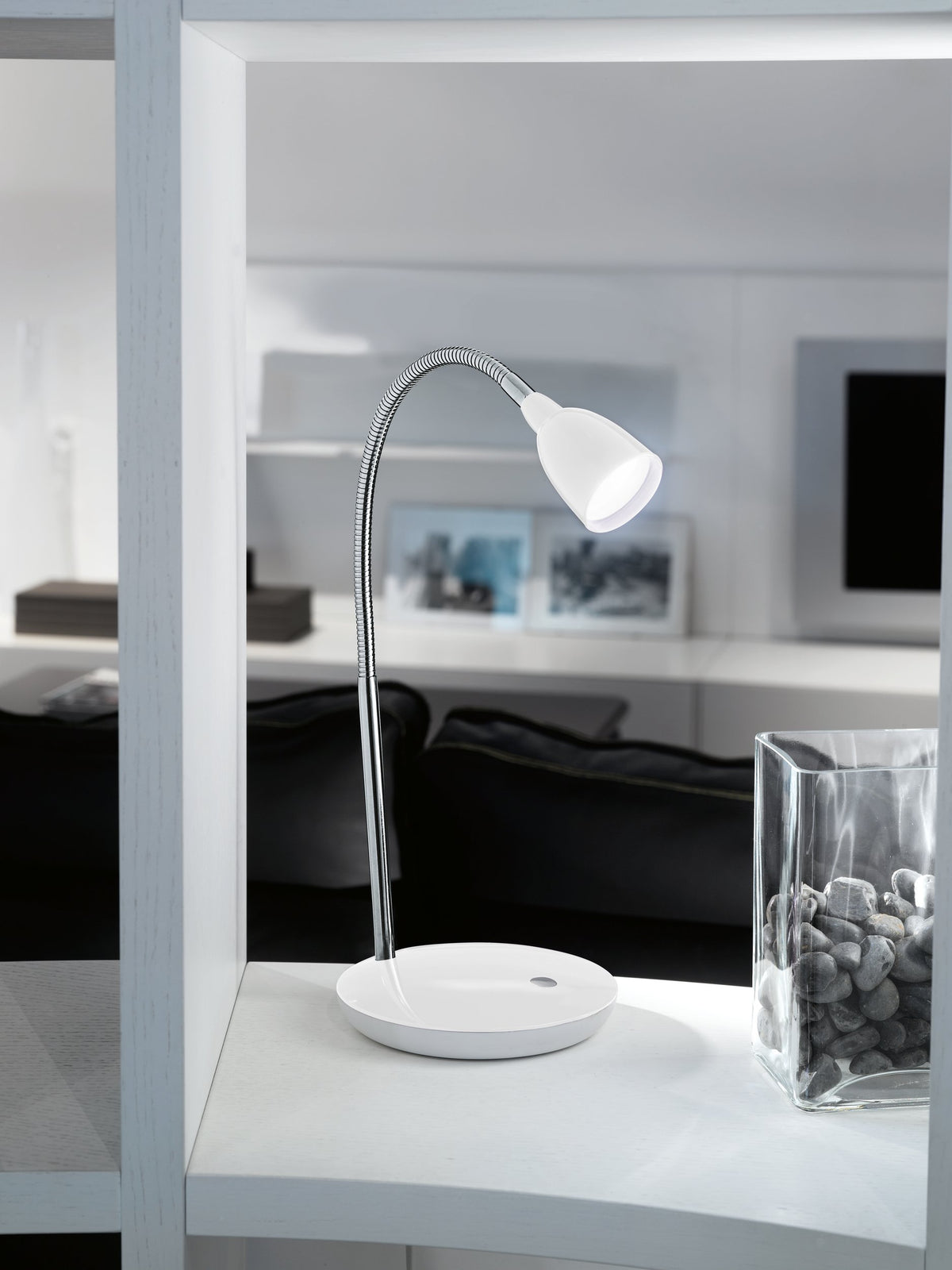 Mise en ambiance de la lampe posée sur une étagère blanche dans un salon