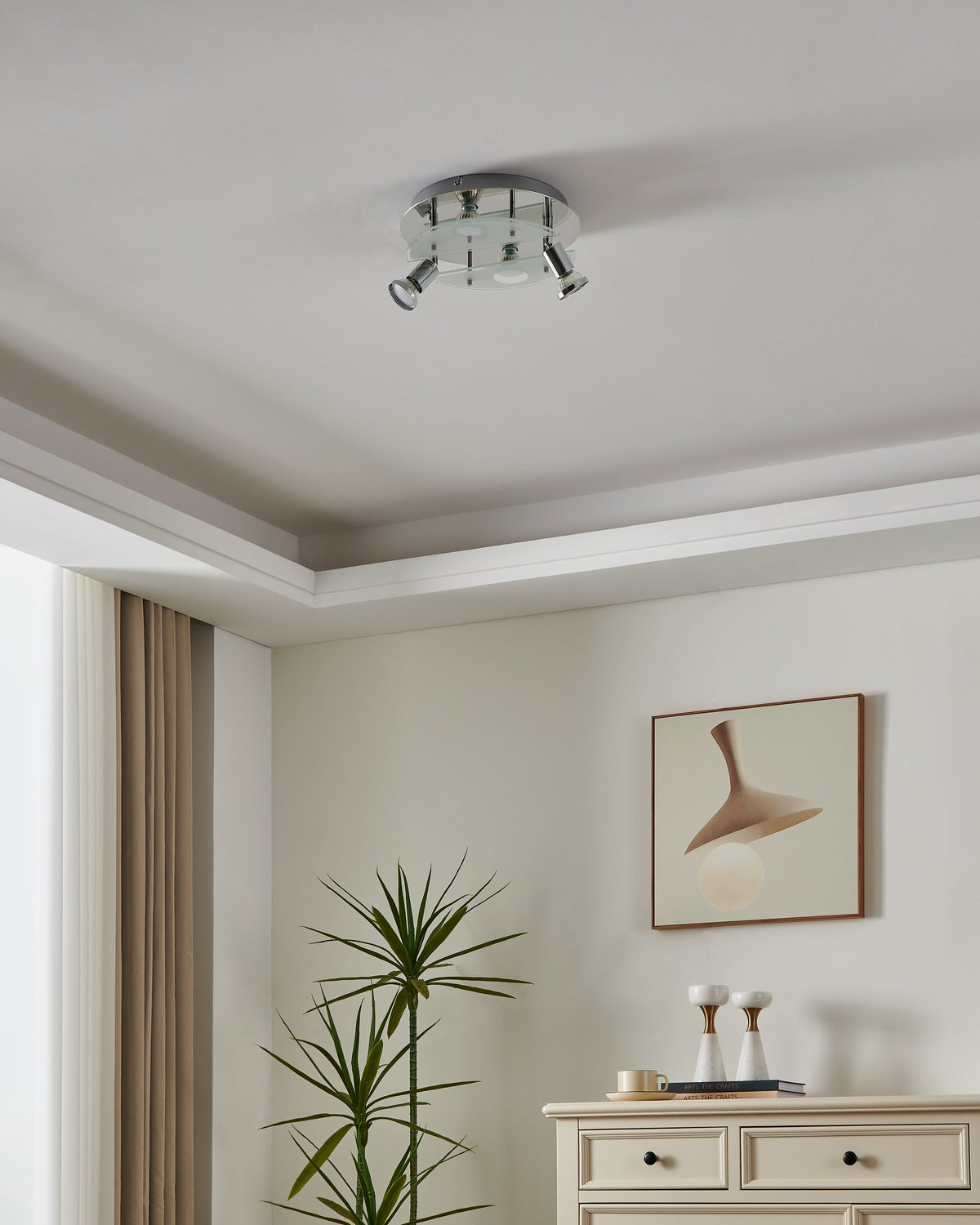 Mise en ambiance dans un salon clair, luminaire fixé au plafond