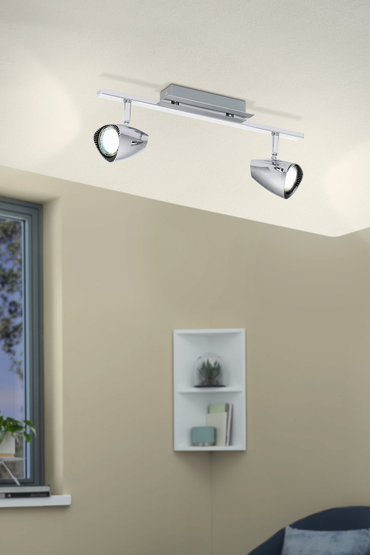 Mise en ambiance du spot fixé au plafond dans un salon beige clair