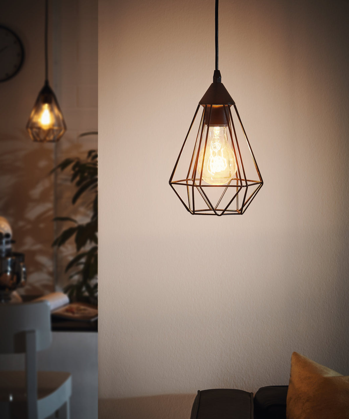 Mise en ambiance chaleureuse de la suspension allumée dans un intérieur.