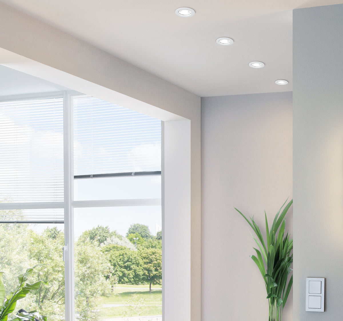 Mise en ambiance de plusieurs spots encastrés dans un plafond de pièce claire