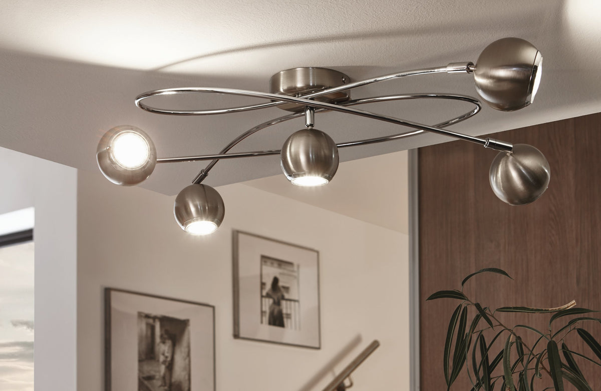 Mise en ambiance du plafonnier allumé au plafond dans un intérieur contemporain
