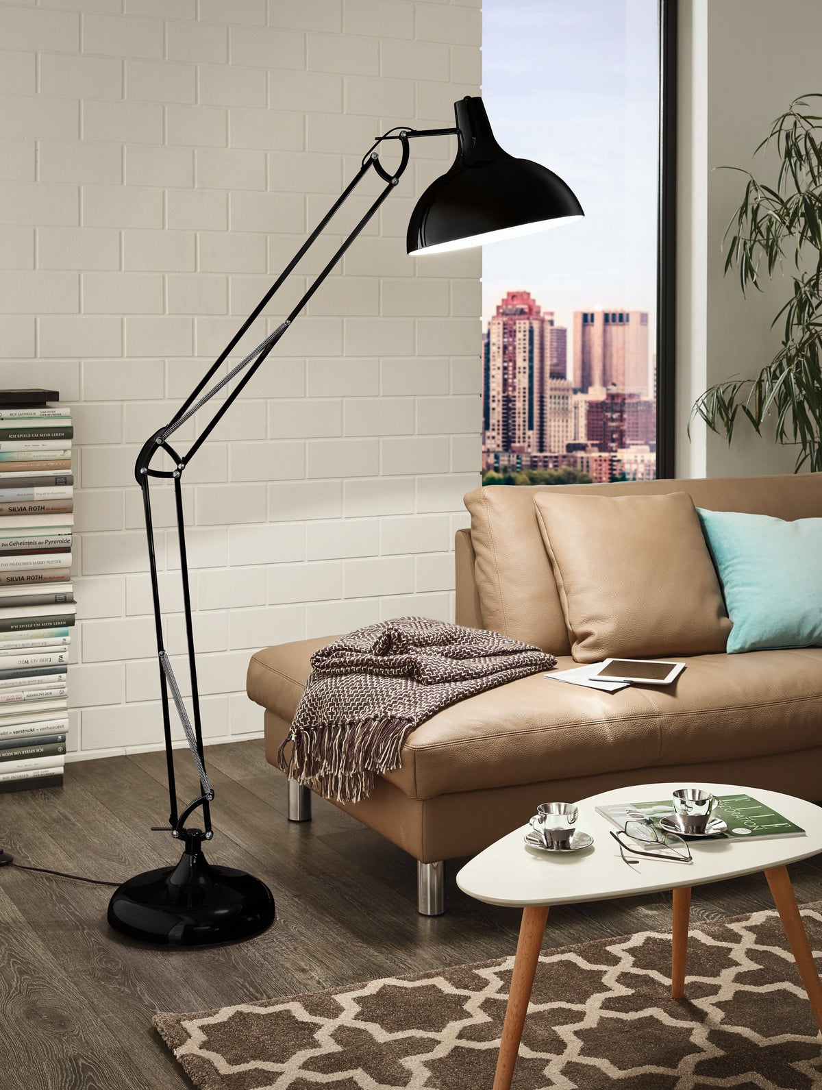 Mise en ambiance du lampadaire dans un salon avec canapé beige