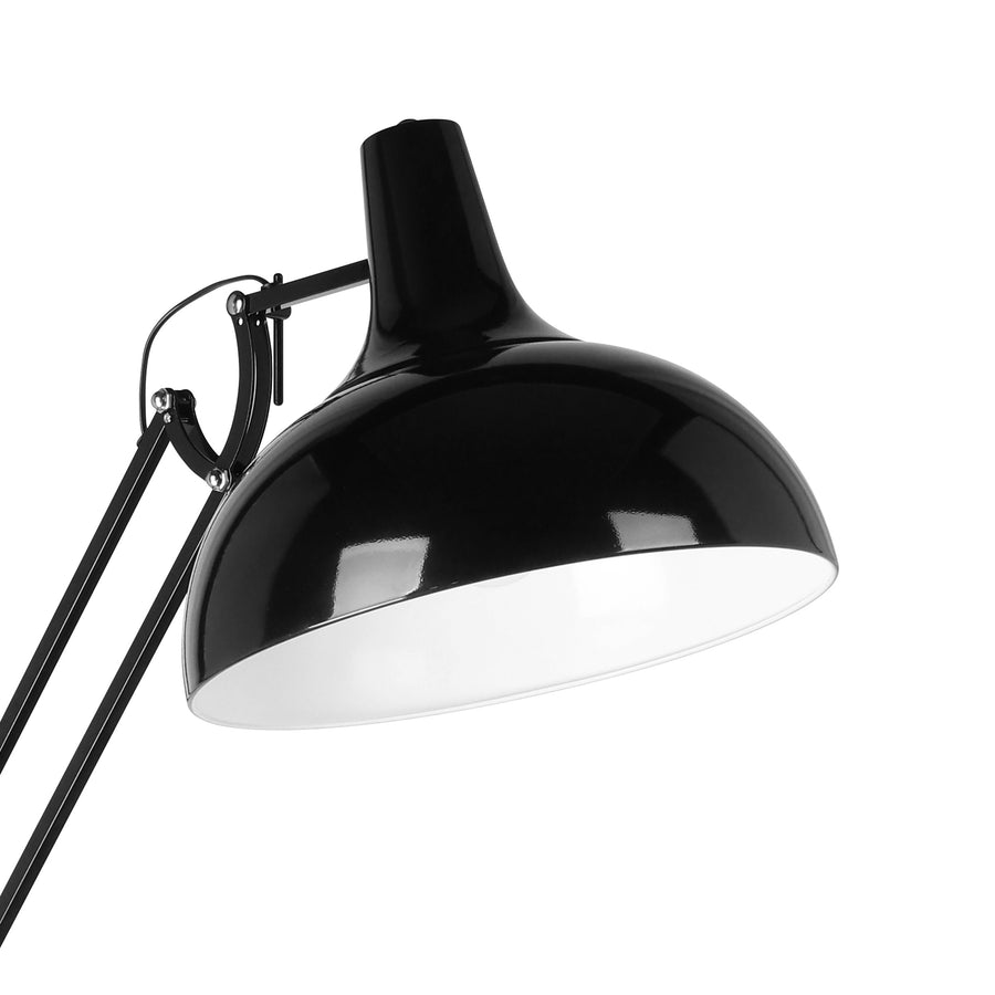 Gros plan sur l'abat-jour noir brillant et son intérieur blanc