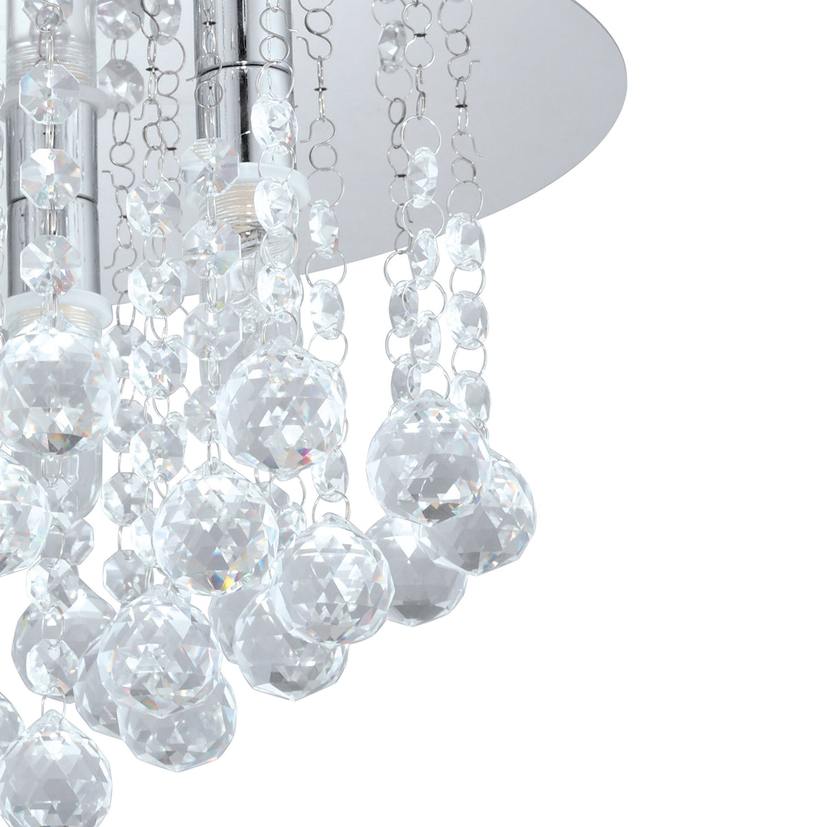 Gros plan sur les chaînettes et boules de cristal facetté du luminaire