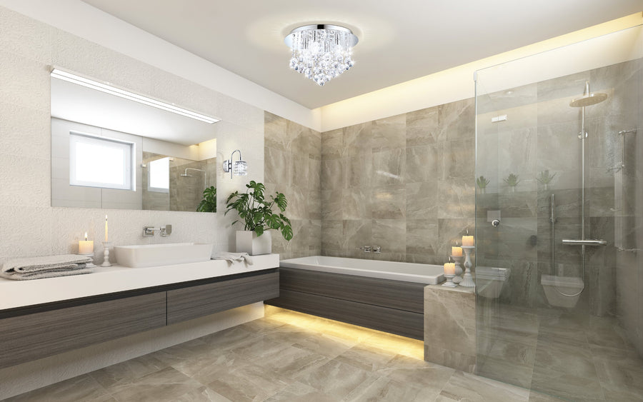 Vue d'ensemble d'une salle de bain avec baignoire et plafonnier allumé