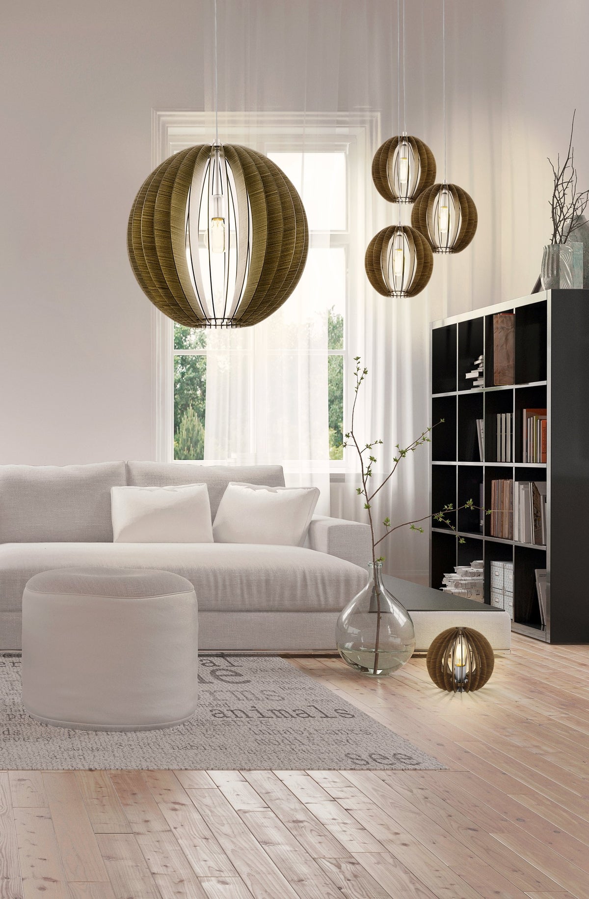 Mise en ambiance salon avec suspension et petite lampe posée près d'un vase