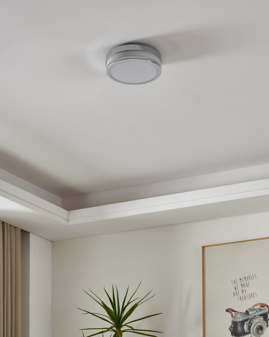 Plafonnier installé au plafond dans un intérieur contemporain, éclairant une pièce blanche.