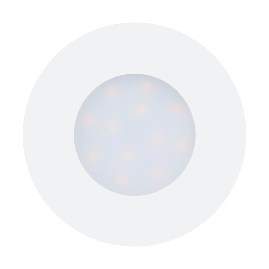 Gros plan du diffuseur rond laiteux où transparaissent les puces LED