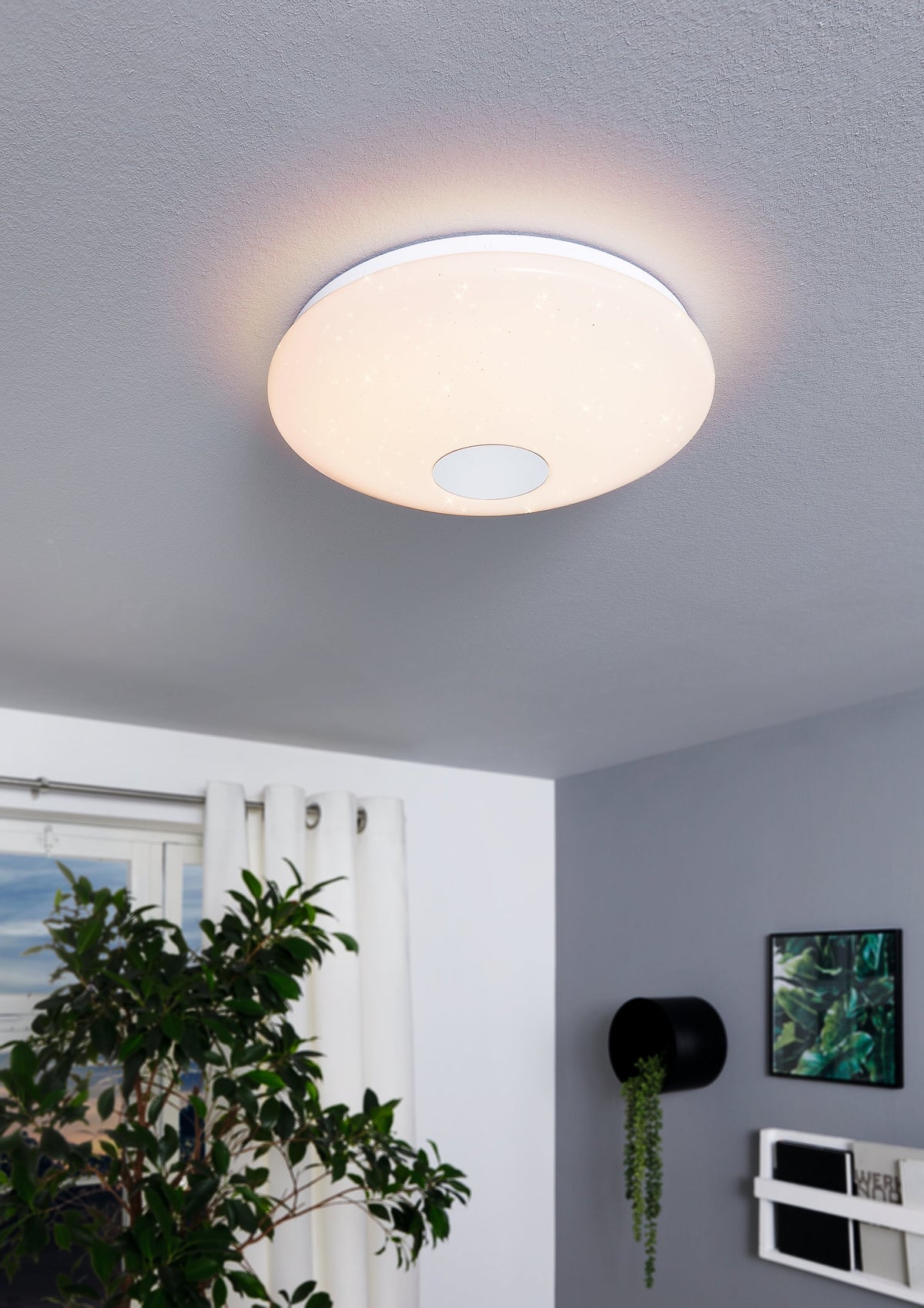 Plafonnier allumé fixé au plafond dans un intérieur moderne et chaleureux