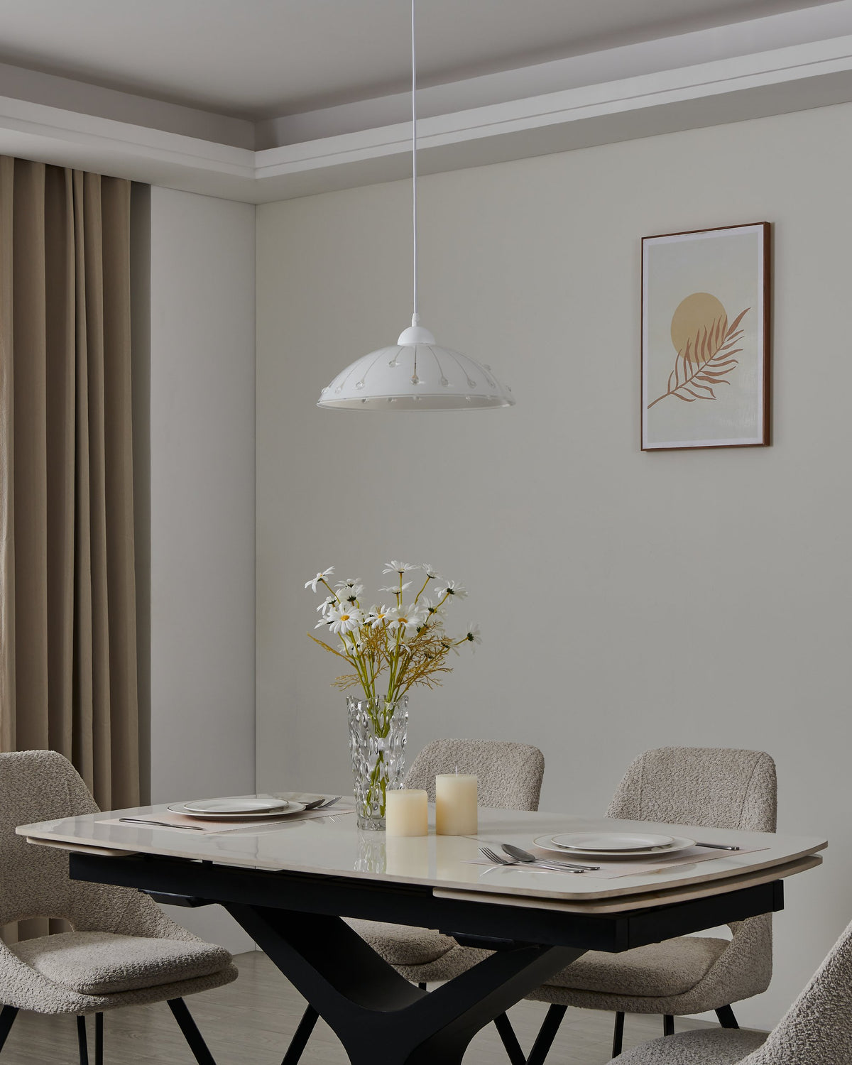 Suspension blanche installée au-dessus d'une table à manger en mise en ambiance