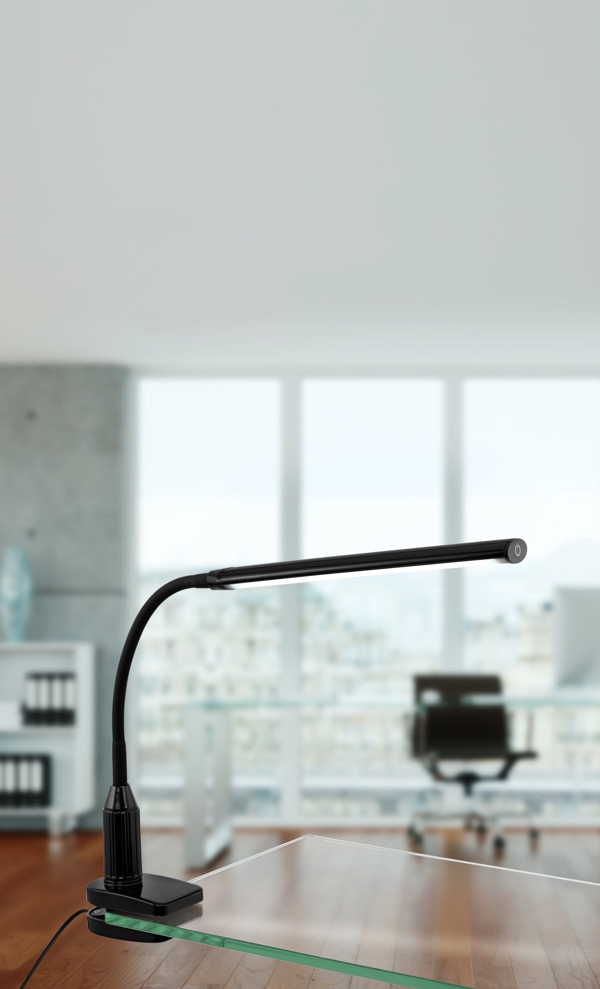 Lampe en situation dans un open space, bureau en verre devant de grandes baies vitrées