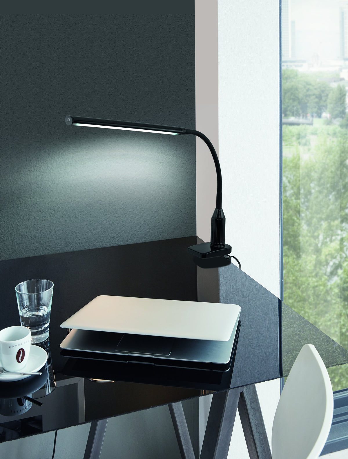 Mise en ambiance : la tête lumineuse éclaire le mur sombre au-dessus du clavier