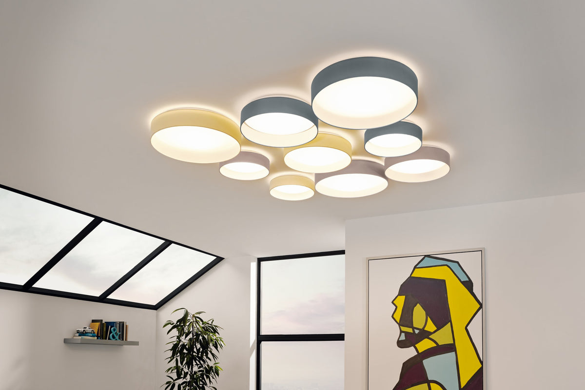 Mise en ambiance d'un plafond avec plusieurs luminaires ronds colorés allumés