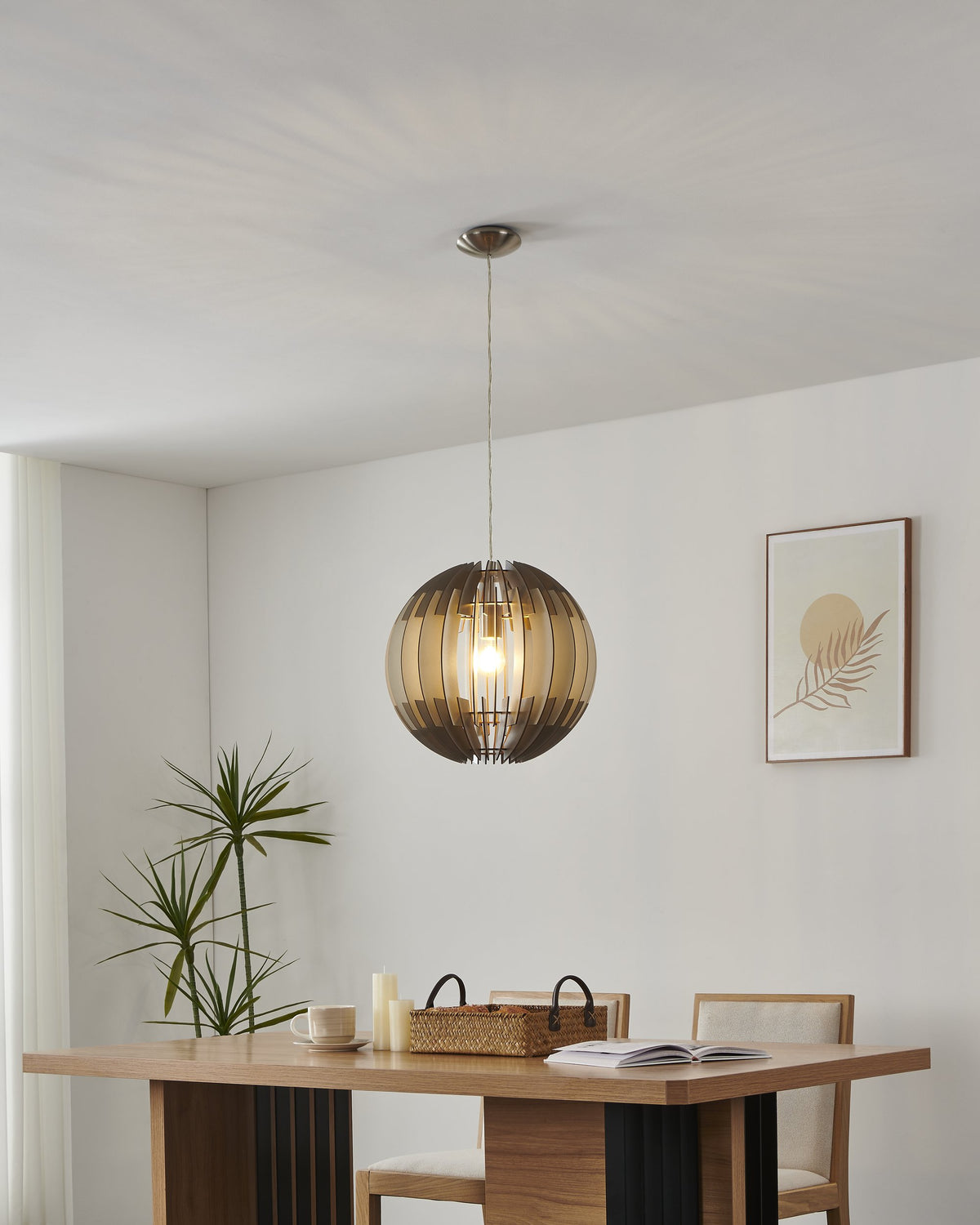 Suspension allumée au-dessus d'une table à manger en bois, ambiance chaleureuse