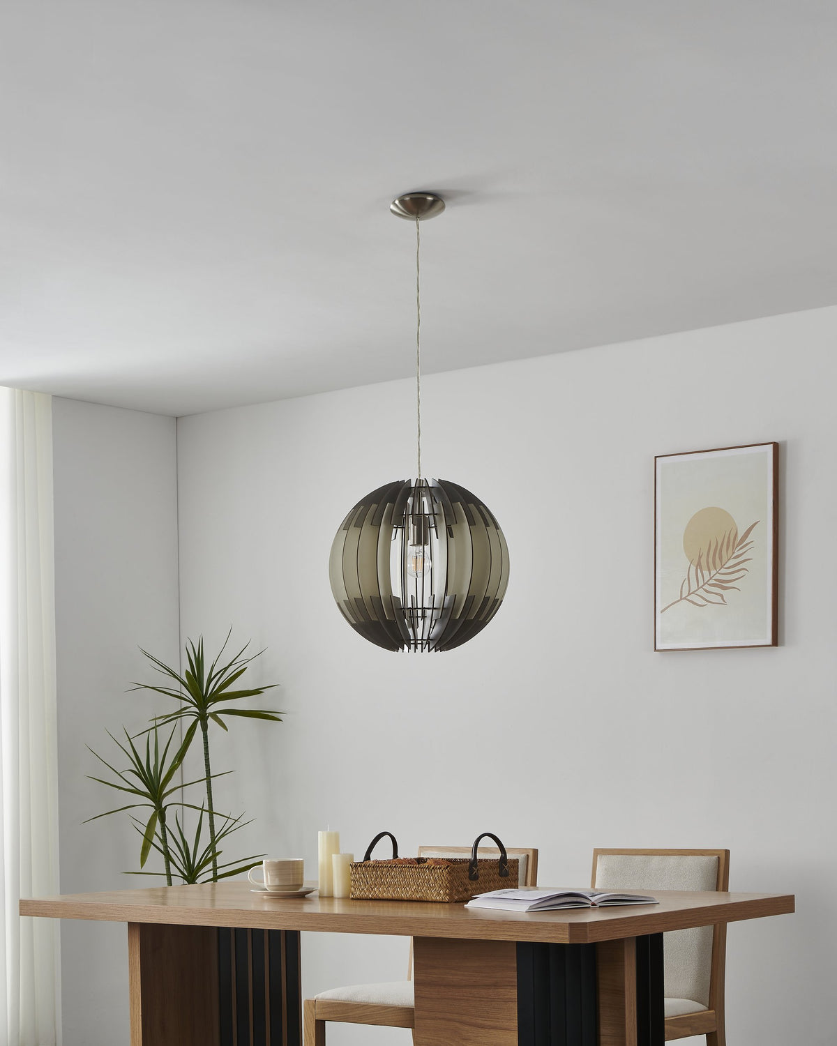Même salle à manger, luminaire éteint, abat-jour sphérique vu de face