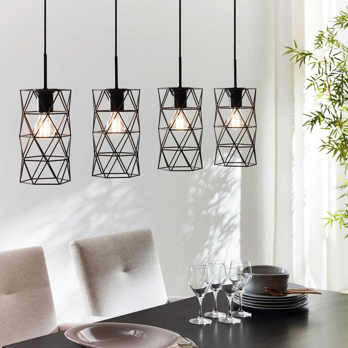 Mise en ambiance au-dessus d'une table avec chaises, verres et ombres végétales