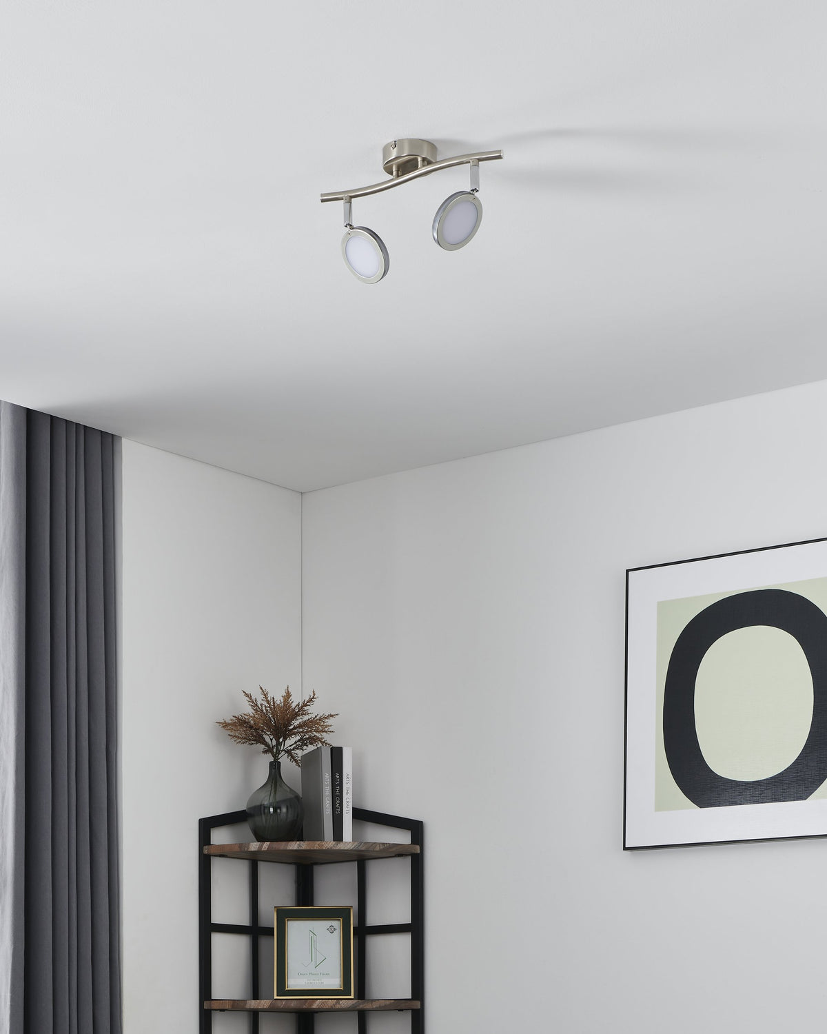 Vue en situation du luminaire orientable fixé au plafond d'une pièce claire