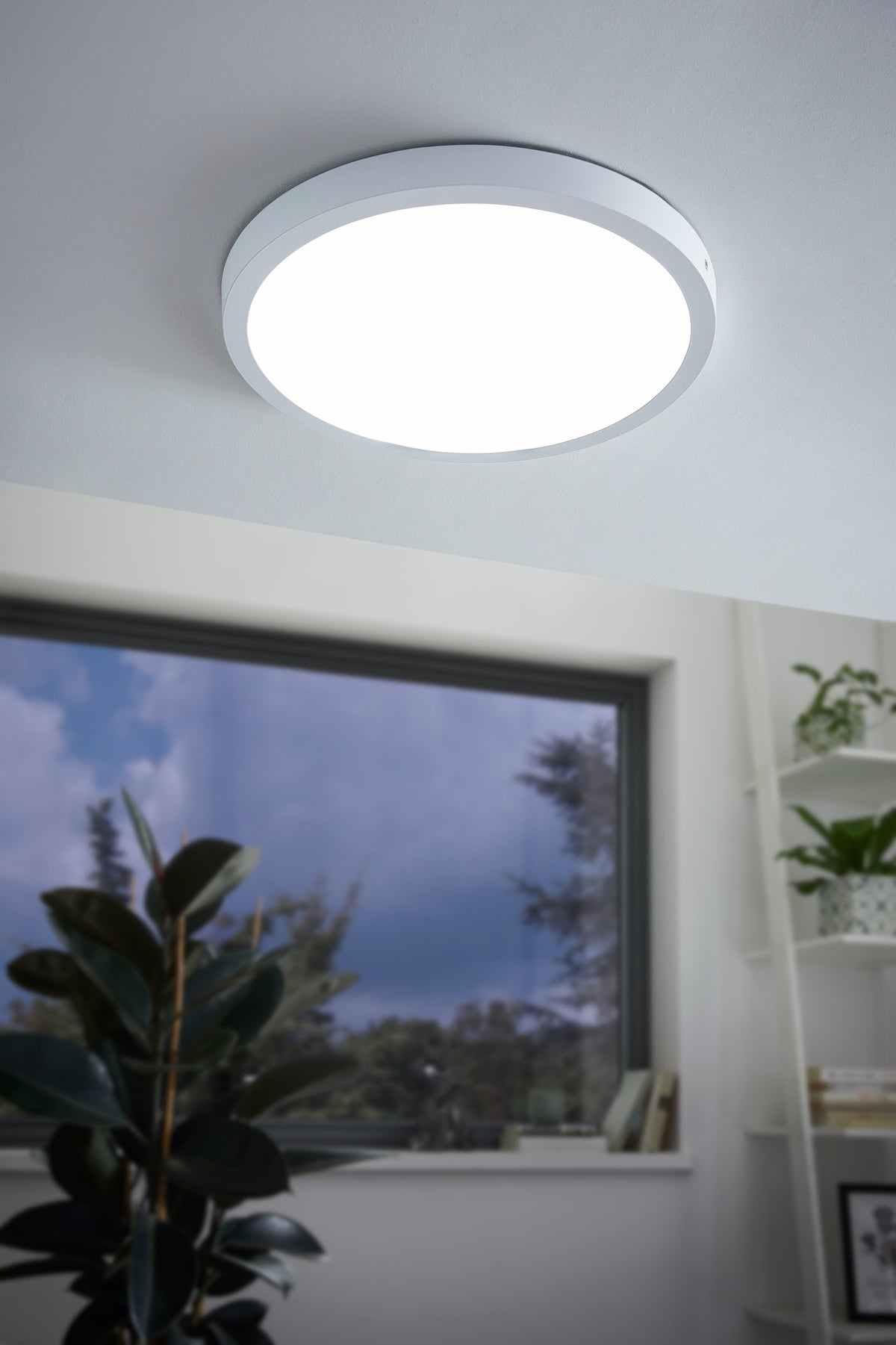 Mise en ambiance du plafonnier allumé au plafond près d'une fenêtre
