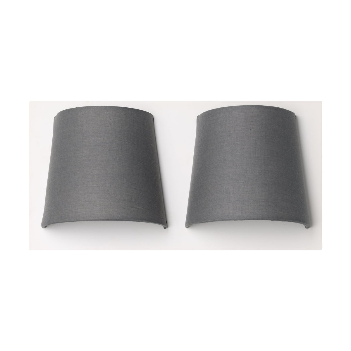 Vue de face de l'applique à deux abat-jours demi-cylindriques gris