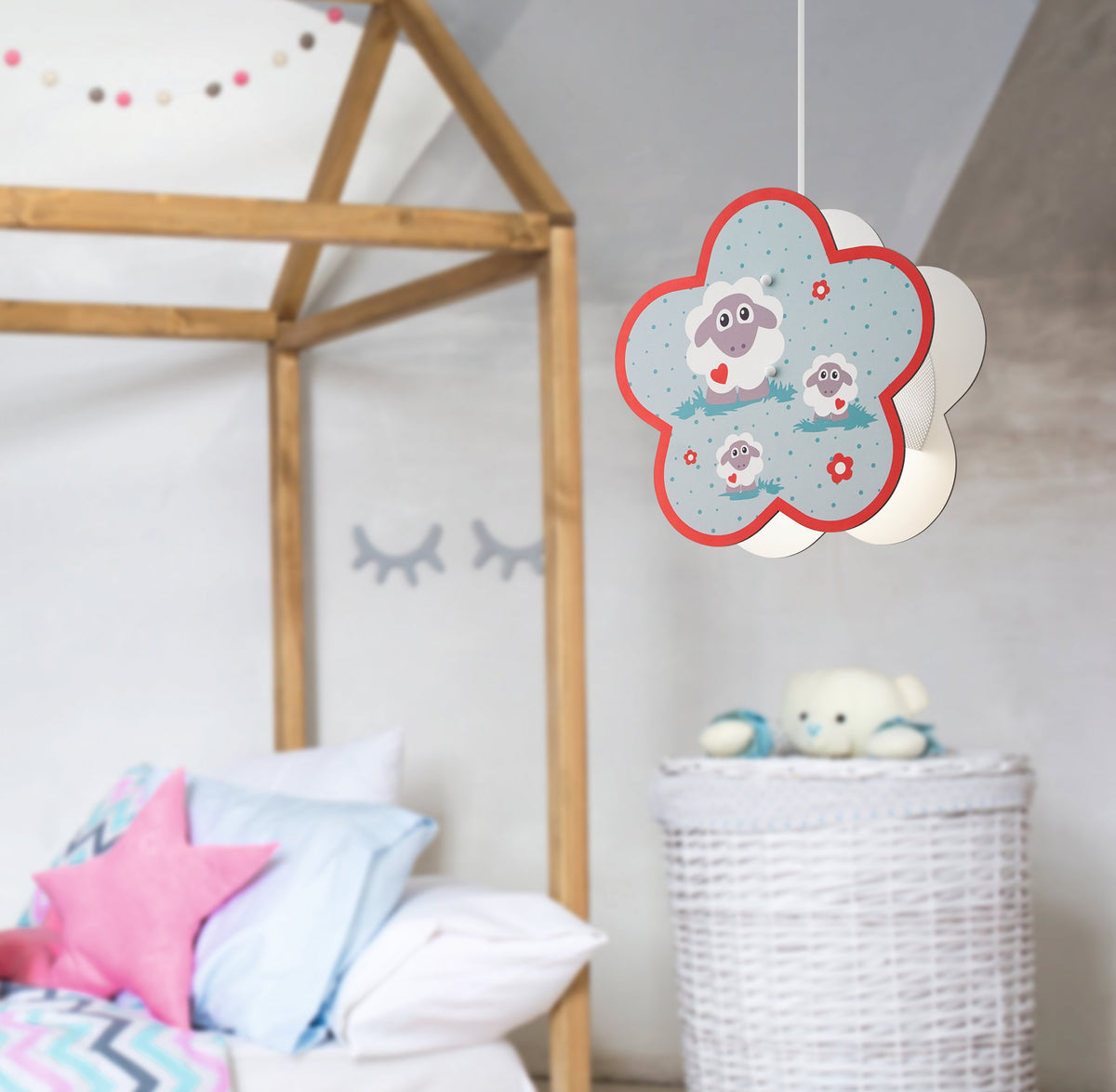 Suspension fleur avec moutons et fleurs suspendue près d'une cabane en bois pour enfant