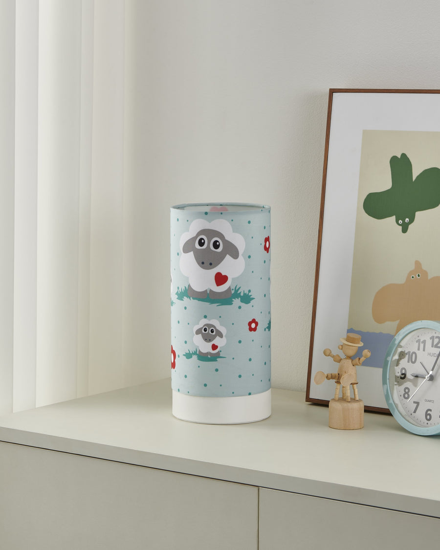Lampe sur une commode blanche avec cadre, horloge et jouet en bois.